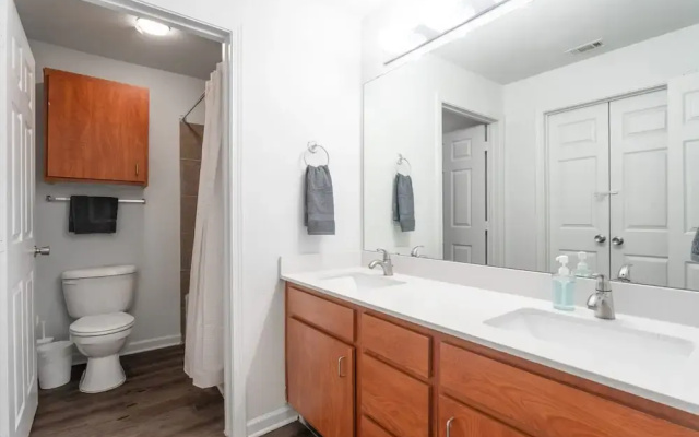 Upstay - Condo With Pool-gym-games-bbq - Walk to Uoft