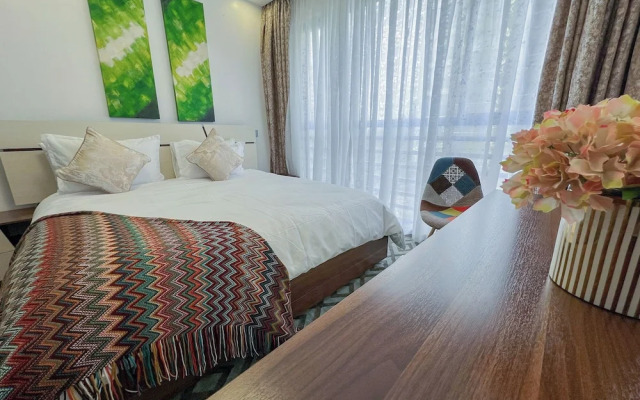 Moonlight Manor by Edmor Suites.