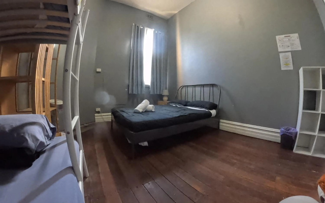 1849 Backpackers Hotel – Guest Rooms – Albany