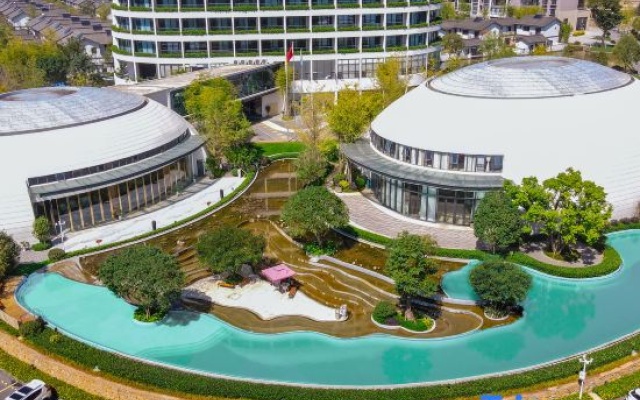 Golden Flower Jade Lake Plaza Hotel — hotel in Qujing