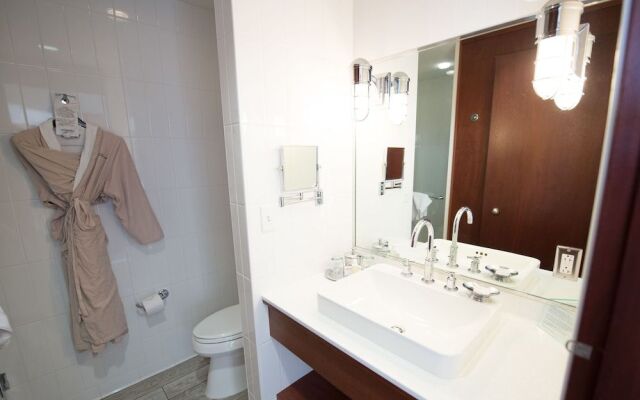 The Boathouse Waterfront Hotel & Marina