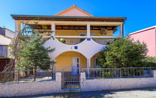 Amazing Home in Okrug Gornji With Wifi and 4 Bedrooms