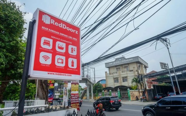 RedDoorz near Kawasan Simpang Lima Area