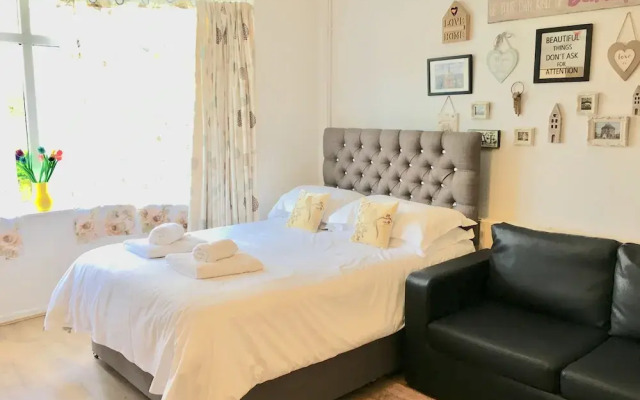 Cosy Inn Self-Contained Studio - Free Parking