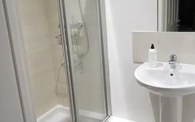 4 Bedroom Home Tameside, Grt Manchester Sleeps 7