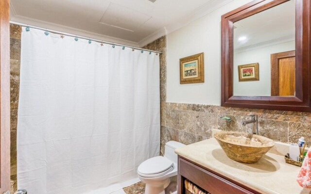 Classy Aquamarina Beachfront w Jacuzzi 6AB