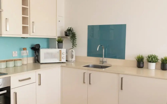 Stylish 2BR Apartment, Town Centre, Free Parking