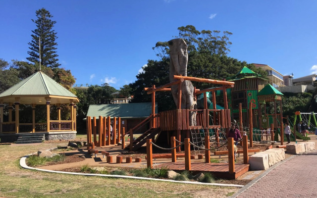 Shellharbour Beach Cottage - walk onto Patrolled beach with flags in summer