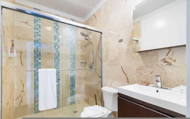 Beautiful 2BR Condo w Large Balcony in Palm Beach