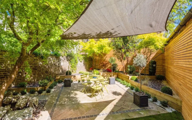 Stunning Home Near Earl's Court by Underthedoormat