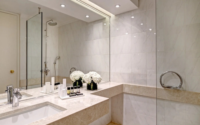 Divani Caravel Hotel