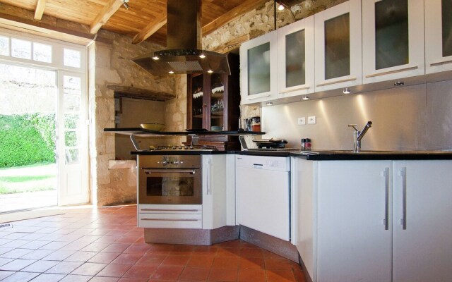 Warm Mansion with Swimming Pool in Sigoules France