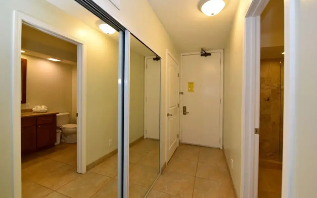 Lahaina Shores #425 Studio Bedroom Condo by RedAwning