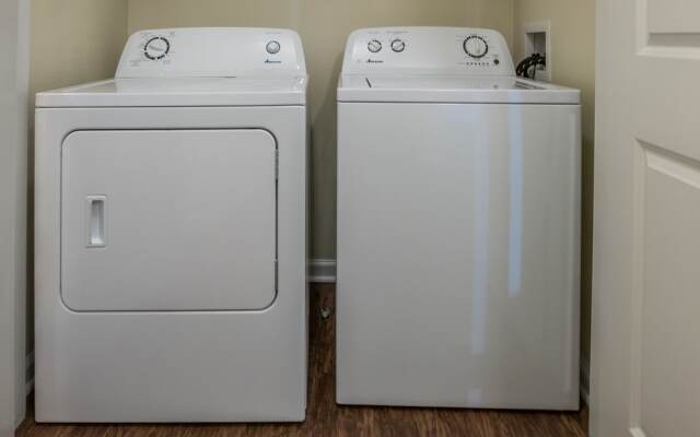 Southside 1 BR Apt with Parking by Frontdesk