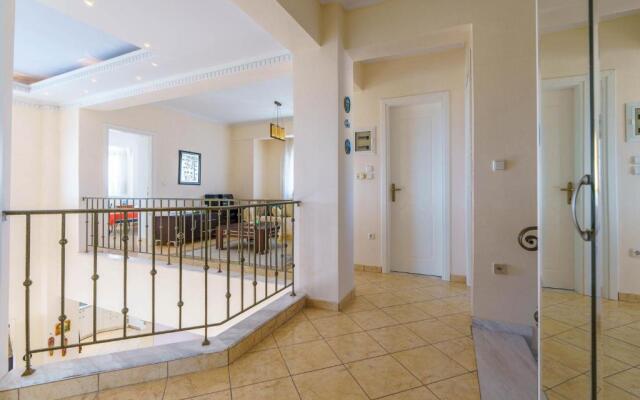 Charming Luxury Villa for 16 People