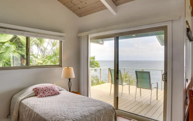 Hilo Home w/ Private Deck + Stunning Ocean Views!