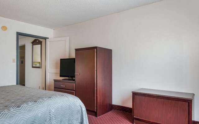 Econo Lodge Inn & Suites