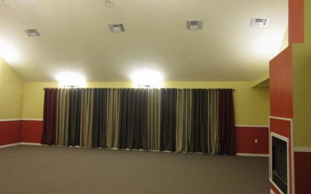 The Crossroads Hotel & Suites