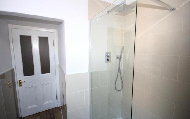 Great West Road Apartments [ Flat B ]