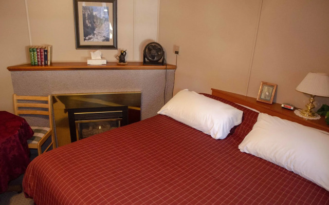 Crandell Mountain Lodge