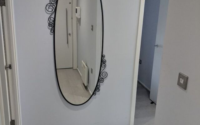 LT Grove Apartment - Stratford
