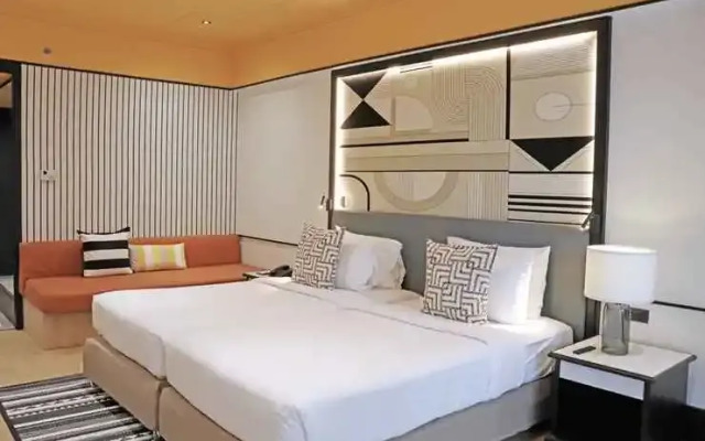 The Quarter Saphankhwai by UHG