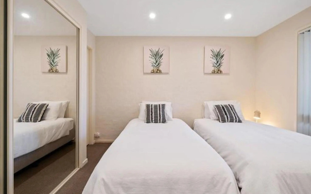 A Tropical Oasis with Views Over Jervis Bay 100m to Orion Beach – Guest Rooms – Vincentia