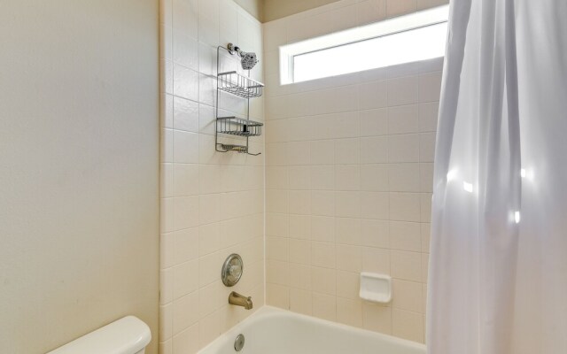 Pet-friendly Pearland Home ~ 21 Mi to Houston!