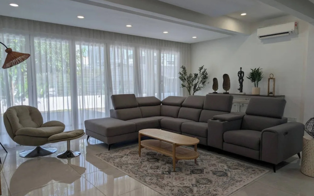 Luxury Tropical Bungalow in Damansara Golden Core – Guest Rooms – Kuala Lumpur