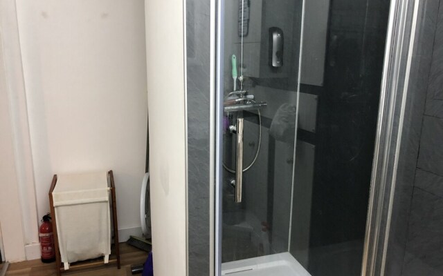 Superb Apartment With Sky Glass TV and Netflix