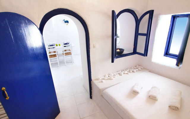 Blu Bianco Cave House