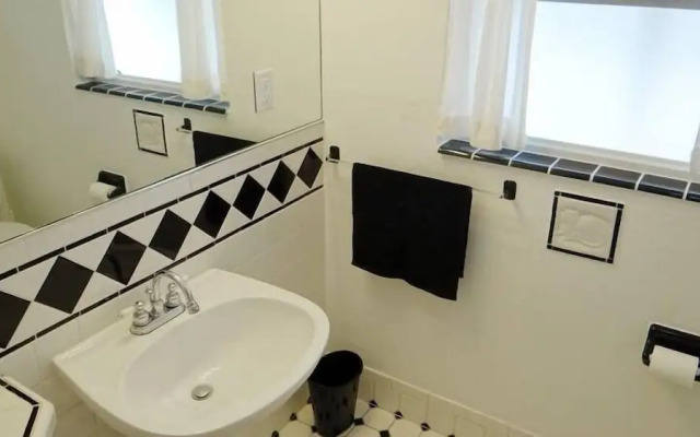 203 22nd St 2 Bedroom Home by Redawning