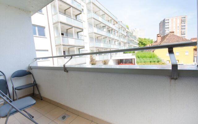 City centre studio with a balcony
