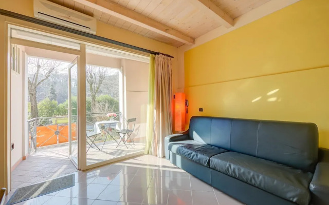 Yellow Apartment Desenzano With Smart TV