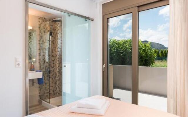 Niovi Seaside Suites