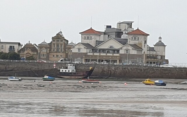 Holly Lodge