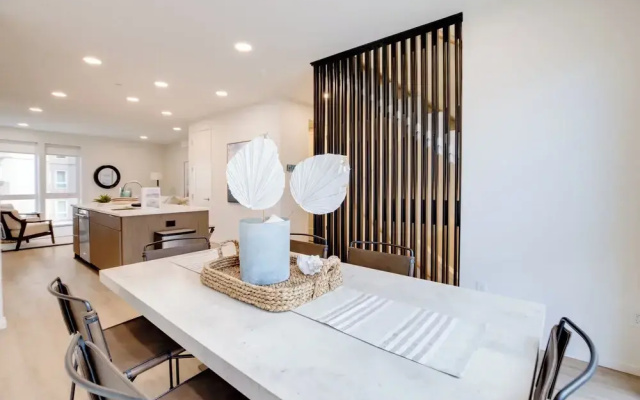 Luxe Seaside Vacation Rental: Walk Downtown!