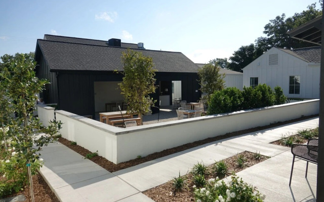 Whitetail Court Hotel