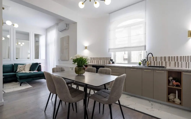 Elegant & Bright 2BR Condos - Steps from Old Town