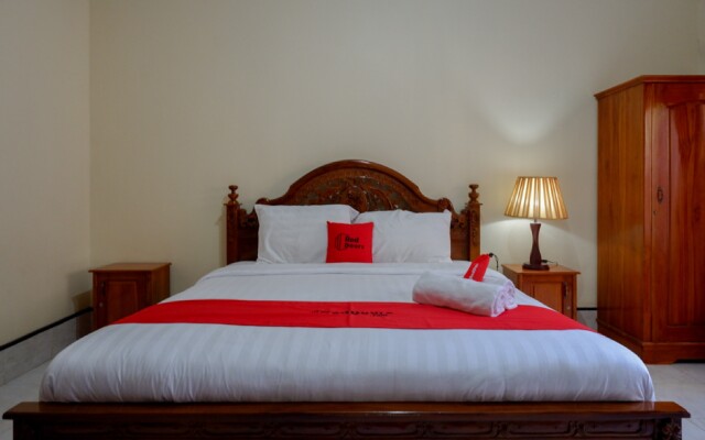 RedDoorz near Lakota Beach Tomia Wakatobi