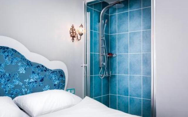 De Moon Suites Hotel