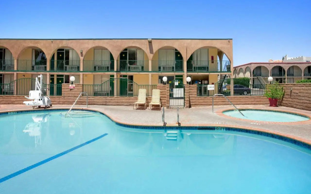 Kings Inn Anaheim at the Park & Convention Center