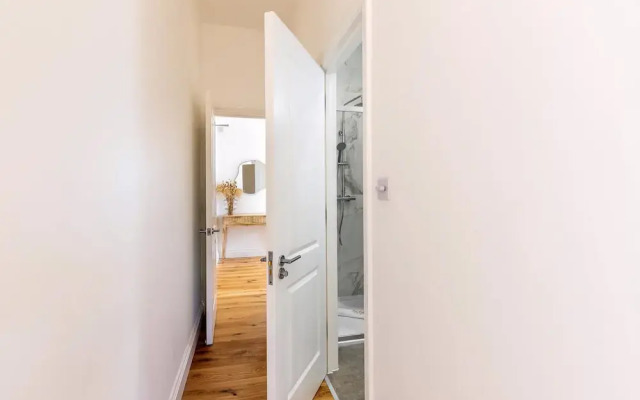 Bright & Elegant Chelsea Getaway: Private Balcony!