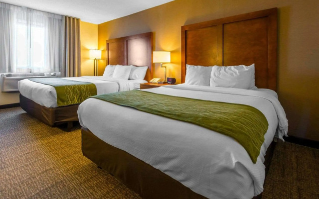 Comfort Inn & Suites Erie - Splash Harbor Indoor Waterpark