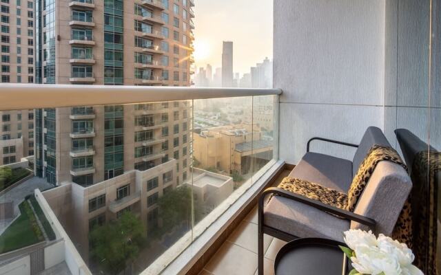 Modern Rustic Studio Apartment in Downtown Dubai