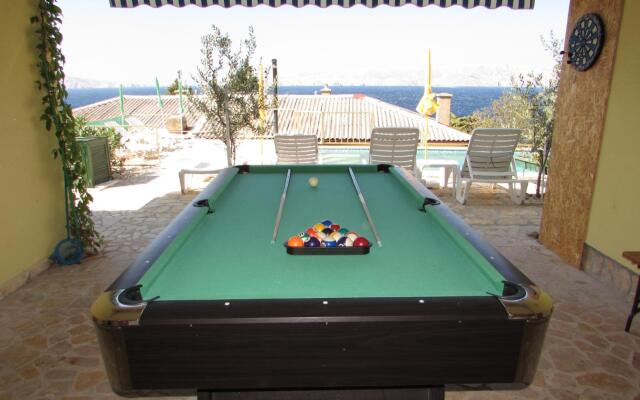 Zlato - With Pool - A4 Mendula
