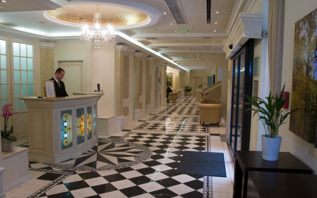 Queen's Court Hotel & Residence