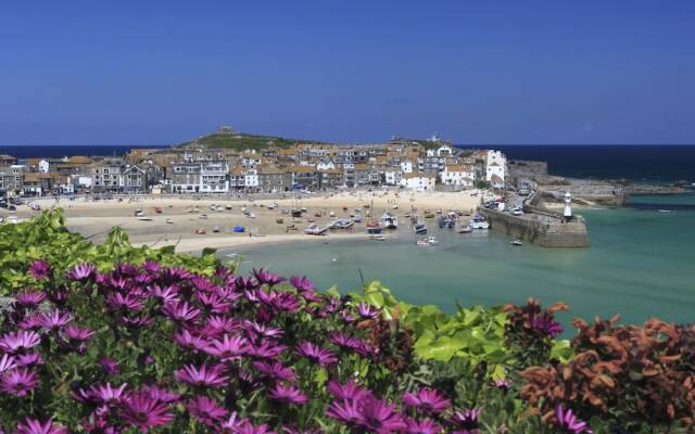 Spacious Apartment in Saint Ives Near Beach