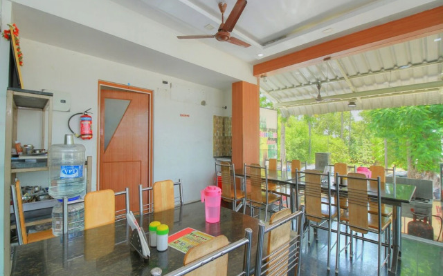 OYO 15948 Hotel Srees