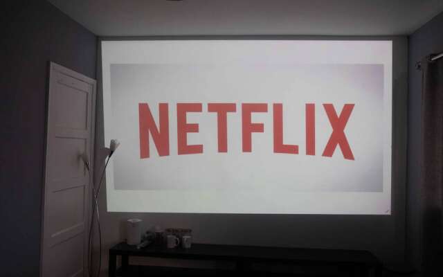 Modern Holiday Home in Bristol with Hot Tub